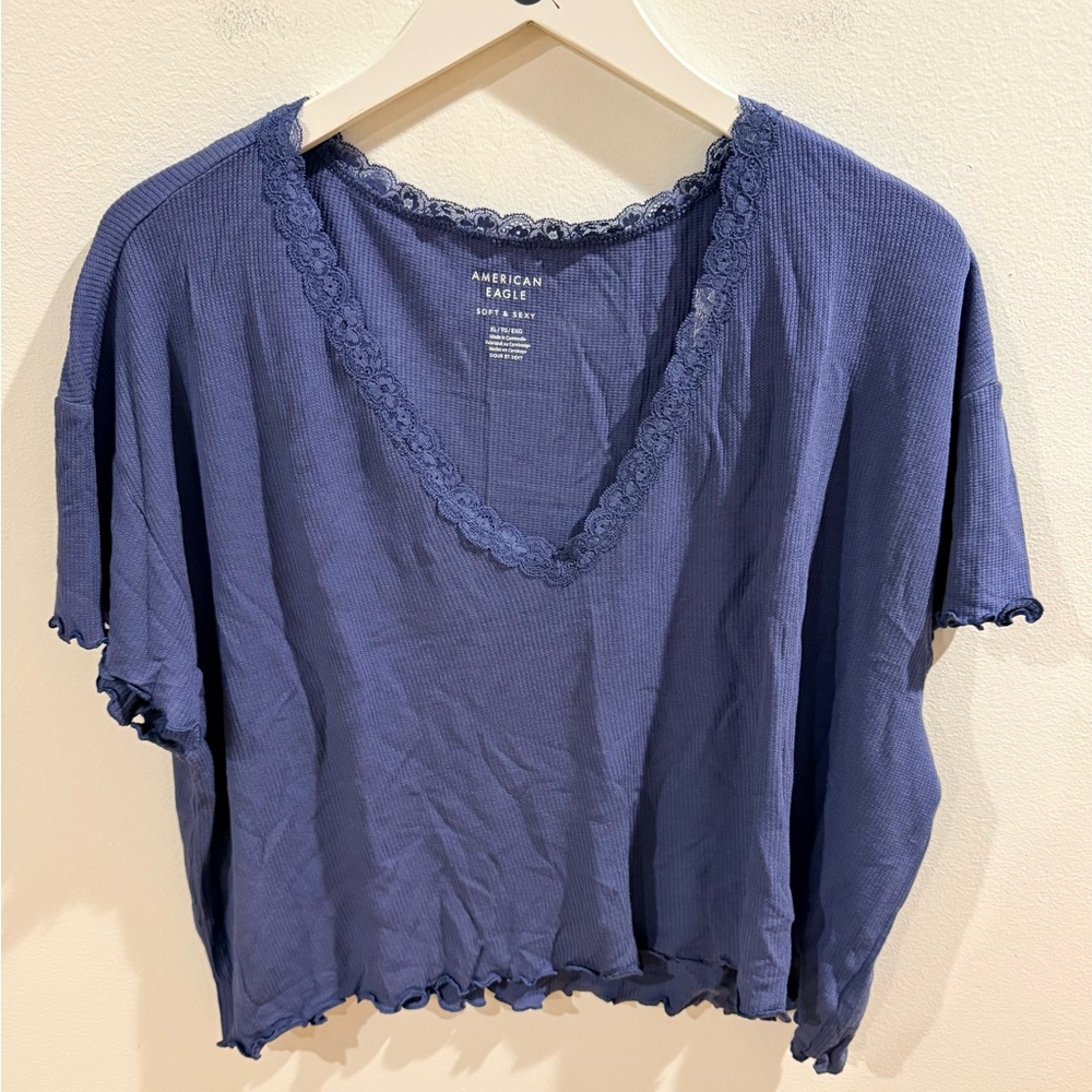AMERICAN EAGLE NWT V-NECK TOP!